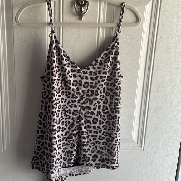 Beautiful classic cheetah top - Picture 3 of 3